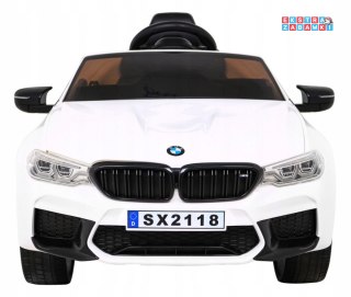 Białe BMW M5 na akumulator - 2x45W, 24V/7Ah, LED, pasy, pilot - [SX2118]