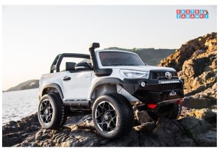 Białe Auto na Akumulator Toyota Hilux - Bluetooth, Ekoskóra, Radio, EVA, LED