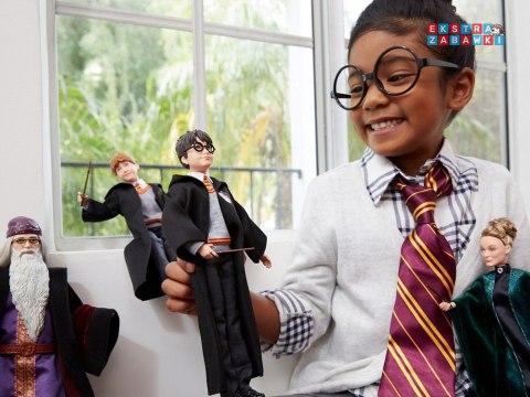 [ZA5093] Lalka Harry Potter w szkolnych szatach Gryffindor różdżka FYM50