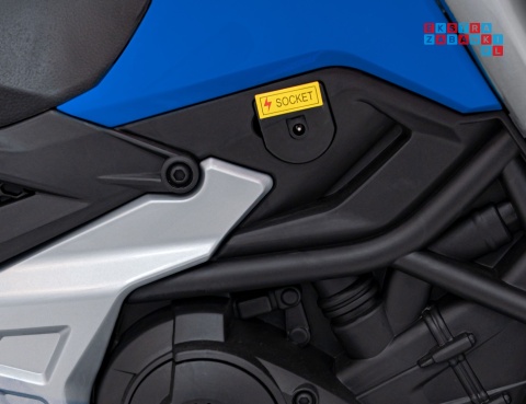 [TR2306] Motor Honda NC750x na akumulator 2x35W 12V/4.5Ah odgłosy silnika boczne kółka bluetooth MP3 - niebieski