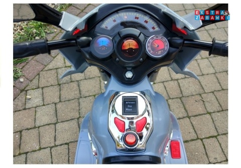 Srebrny motorek trójkołowy HC8051 na akumulator - 1x18W 6V/4.5Ah, LED, klakson, muzyczna kierownica - [2070]