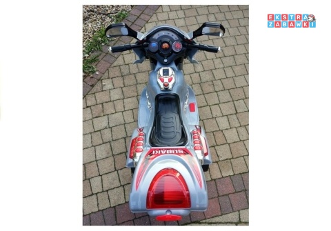 Srebrny motorek trójkołowy HC8051 na akumulator - 1x18W 6V/4.5Ah, LED, klakson, muzyczna kierownica - [2070]