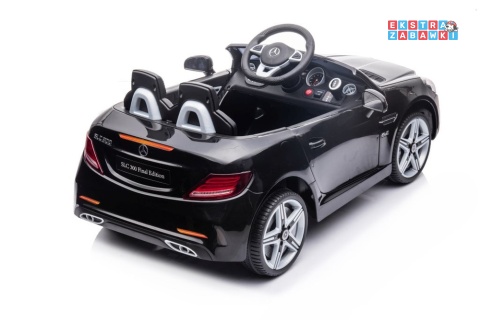 Czarny Mercedes SLC 300 na akumulator - 2x45W 12V/4.5Ah, EVA, LED, pilot, panel audio, hamulec automatyczny [9129]