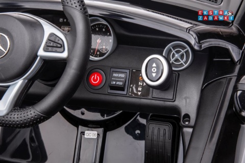 Czarny Mercedes SLC 300 na akumulator - 2x45W 12V/4.5Ah, EVA, LED, pilot, panel audio, hamulec automatyczny [9129]