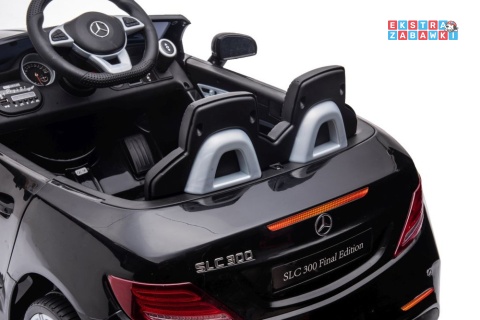 Czarny Mercedes SLC 300 na akumulator - 2x45W 12V/4.5Ah, EVA, LED, pilot, panel audio, hamulec automatyczny [9129]