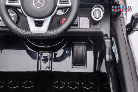 Czerwony Mercedes SLC 300 na akumulator - 2x45W 12V/4.5Ah, EVA, LED, pilot, panel audio, hamulec automatyczny [9130]