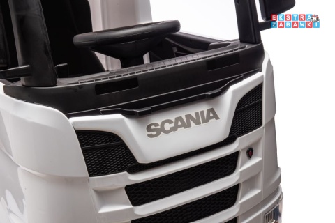 Biała Scania 500R HL698 na akumulator - 4x45W 24V/7Ah, EVA, pilot, LED, Bluetooth, automatyczny hamulec [20636]