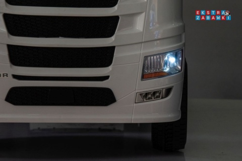 Biała Scania 500R HL698 na akumulator - 4x45W 24V/7Ah, EVA, pilot, LED, Bluetooth, automatyczny hamulec [20636]