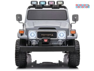 Toyota Land Cruiser dwuosobowa na akumulator - szary, 4x100W 24V/7Ah, EVA, ekoskóra, 3-punktowe pasy, pilot [PA0285]