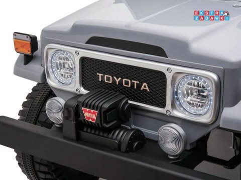 Toyota Land Cruiser dwuosobowa na akumulator - szary, 4x100W 24V/7Ah, EVA, ekoskóra, 3-punktowe pasy, pilot [PA0285]