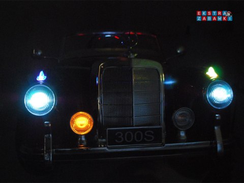 Czerwony Mercedes 300s lakierowana karoseria na akumulator - 2x35W 12V/7Ah, EVA, ekoskóra, BT, światła, pilot [PA0082]