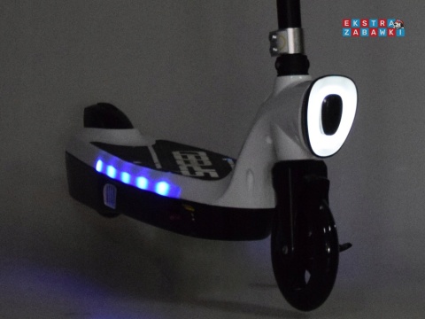 Biała hulajnoga elektryczna dla dzieci - 1x45W 12V/7Ah, do 11km/h, do 50kg, oświetlenie LED [SP0737]