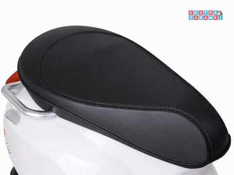 Motorek skuter VESPA na akumulator - biały, 2x25W 12V/4.5Ah, wolny start, panel muzyczny, elektryczny hamulec [PA0344]